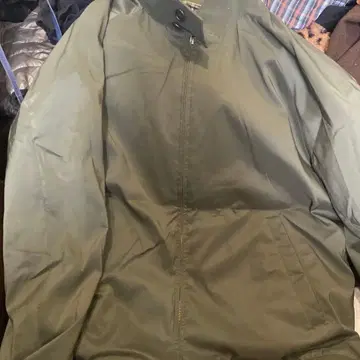 올리브 그린 점퍼