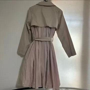 하이픈월드 갤러리 백 플리츠 트렌치코트 핑크 베이지