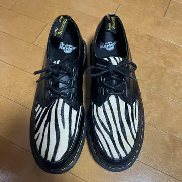 Dr. Martens 제브라 패턴 로퍼