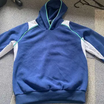 데상트의 네이비와 화이트 플리스 후드티