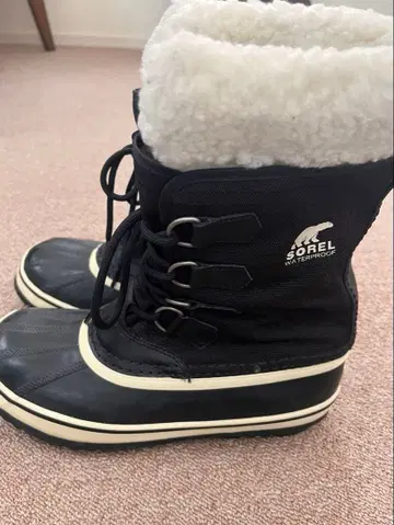 SOREL 퍼 포함 블랙 부츠