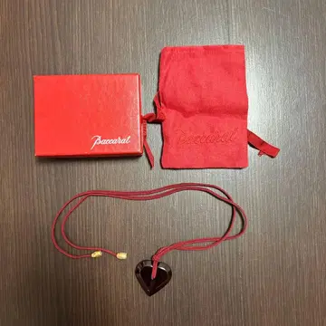 Baccarat 빨간색 하트형 아크릴 초커