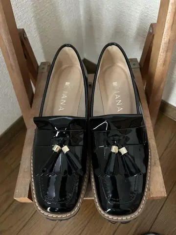 에나멜 태슬 로퍼 블랙