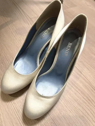 BENIT 아이보리 새틴 펌프스 22.5cm