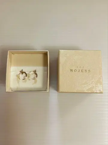 NOJESS 펄 장식 골드 후프 귀걸이