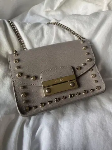 새상품급 FURLA 스터드 장식 숄더백 그레이 미니백 체인