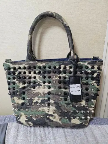 카모 패턴 스터드 토트백