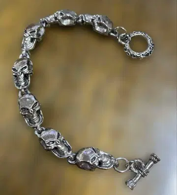 스컬 모티브 해골 실버톤 팔찌