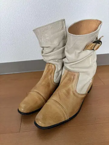 베이지 가죽 슬라우치 부츠 버클 포함