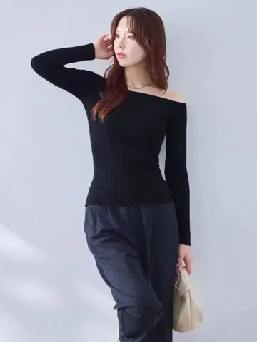 오버 E 오버숄더 패널 니트: 블랙 102