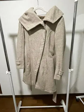베이지 후드 부착 롱 코트