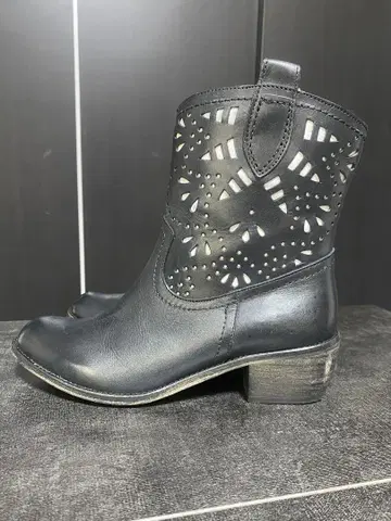 블랙 컷 아웃 디자인 숏부츠