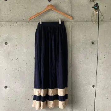 네이비 플레어 스커트 스트라이프 밑단