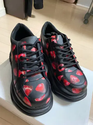 HYSTERIC GLAMOUR 스트로베리 프린트 스니커즈