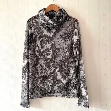Desigual 흑백 꽃무늬 하이넥 긴팔 상의