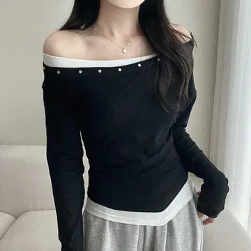 오프숄더 블랙 상의