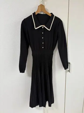 카라 부착 블랙 플리츠 원피스