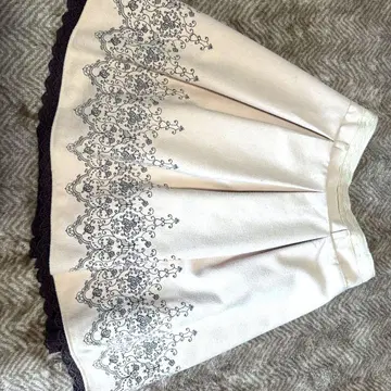 아이보리 플레어 스커트 블랙 자수