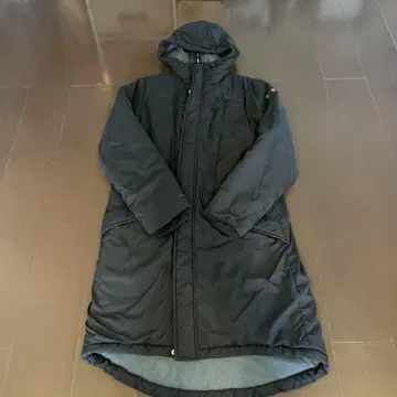 [언더아머] 블랙 후드 부착 롱 다운 자켓