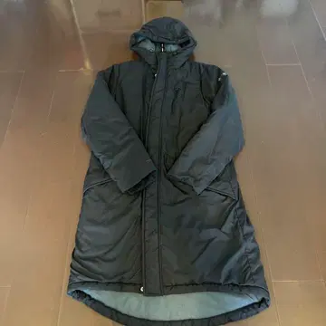 [언더아머] 블랙 후드 부착 롱 다운 자켓