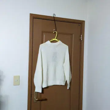 리플렉트 화이트 컬러 니트