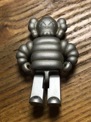 KAWS 2002 100% 큐브릭 새상품급