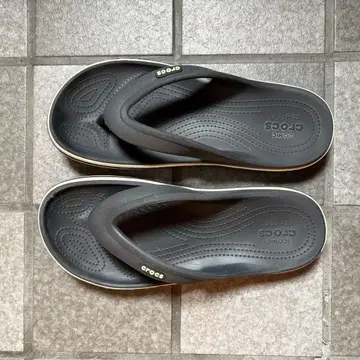 Crocs 블랙 비치 샌들