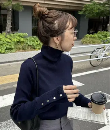 네이비 터틀넥 스웨터