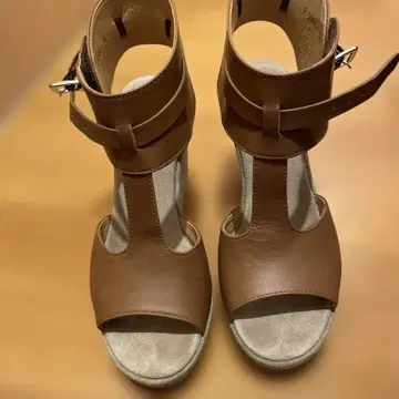 A.P.C. 브라운 샌들 하이힐