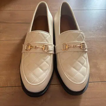 화이트 퀼팅 로퍼