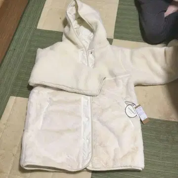 화이트 플리스 자켓 후드 부착