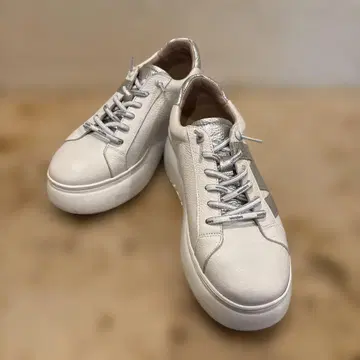 새상품급 wonders 화이트 실버 스니커즈 23cm
