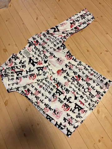 YOI YOI GION 긴팔 셔츠 화이트 베이스 블랙 레드 문자