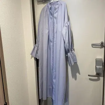 옅은 파랑의 롱 셔츠 원피스