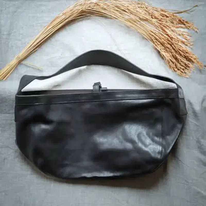 Niceness Roger Deer Leather Bag on Bunjang Global Site.