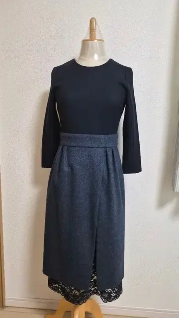 질스튜어트 무릎 아래 길이 레이스 밑단 원피스