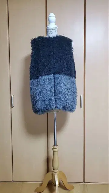 AZUL BY MOUSSY 바이컬러 인조 모피 베스트