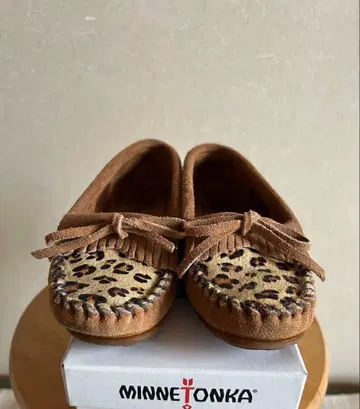 Minnetonka 스웨이드 모카신 레오파드 무늬