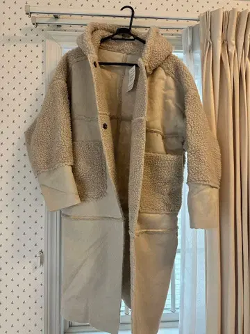 미사용 새상품 후드 부착 베이지 무스탕 풍 코트 르쉘