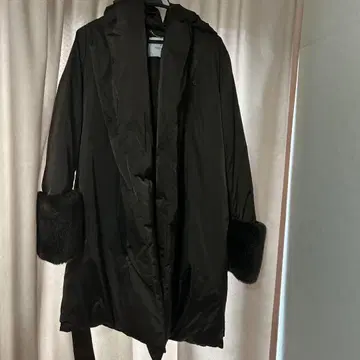 퍼 달린 블랙 롱 코트