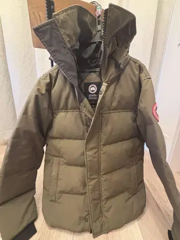 Canada Goose 다운 자켓 올리브