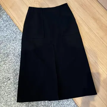 블랙 컬러 사다리꼴 스커트