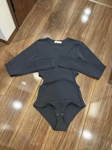 사이드 컷 아웃 바디 수트 롱 T 블랙