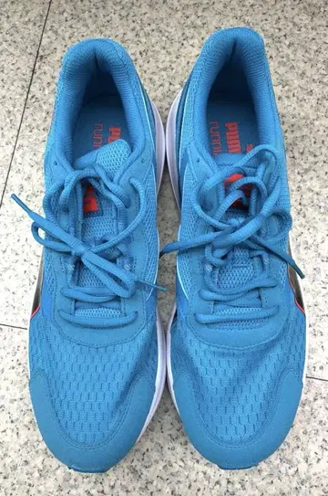 푸마 러닝화 블루 계열 미사용품 하자 있음 28.5cm