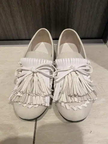 프린지 장식 화이트 로퍼