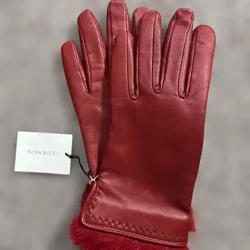 니나 리치의 양가죽 장갑