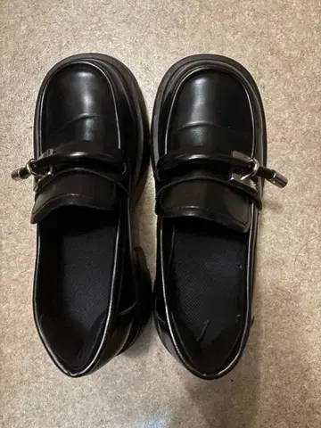 블랙 통굽 로퍼 메탈 버클 M 사이즈