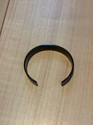블랙 금속제 커프 팔찌