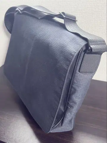 HUGO BOSS 다크 브라운 브랜드 로고 패턴 메신저 백