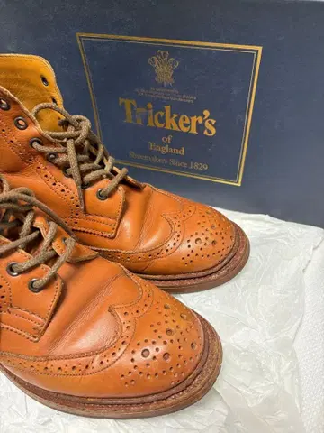 Tricker's 브라운 가죽 워크 부츠